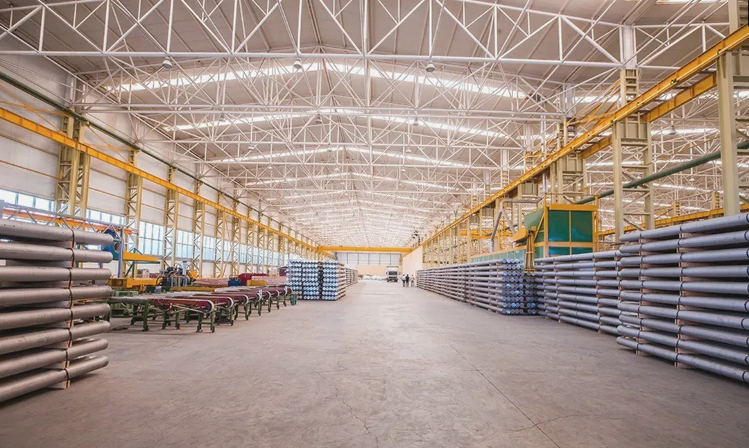 Equipo de Construcción Naves Industriales construyendo una nave industrial metálica